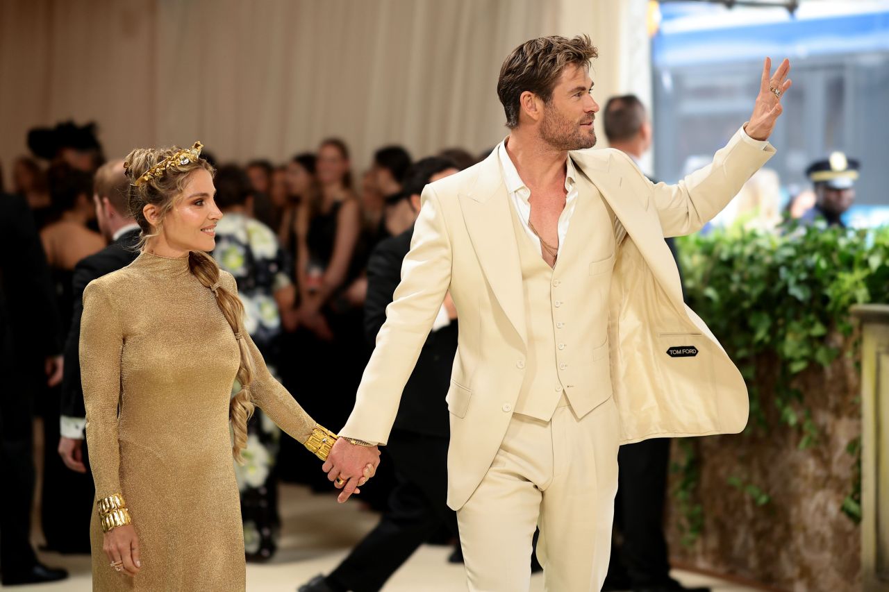 Elsa Pataky And Chris Hemsworth At Met Gala 2024 In New York City08 