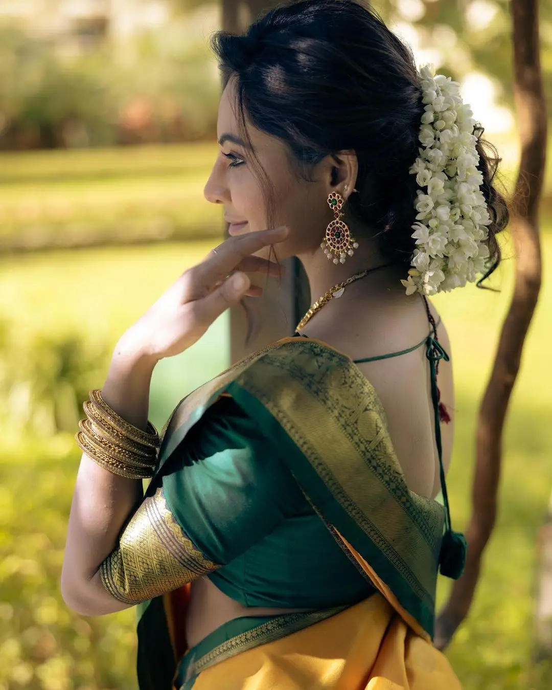 ATHULYA RAVI IN BEAUTIFUL EARRINGS JEWELLERY YELLOW DESIGNER SAREE GREEN BLOUSE